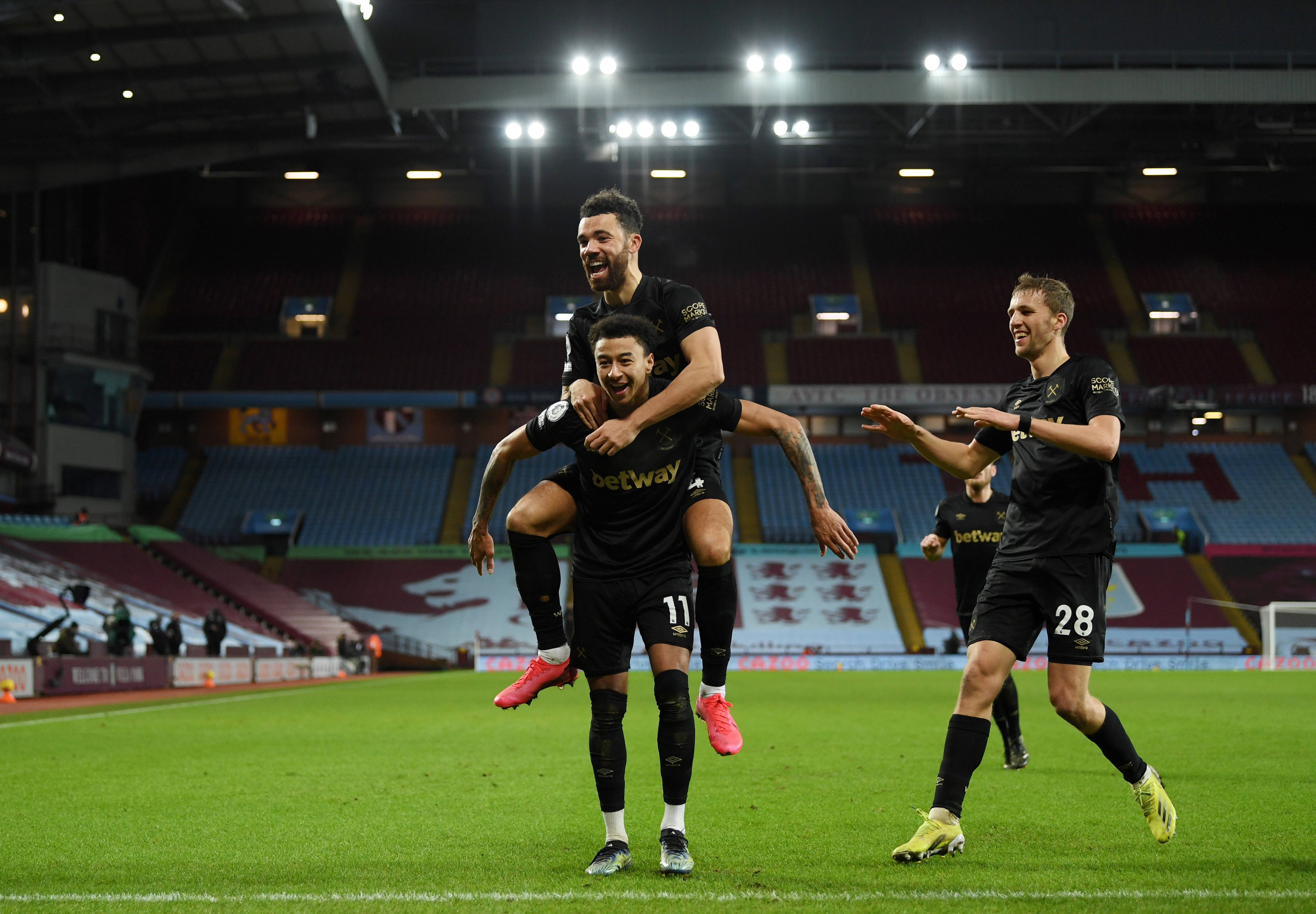 篮球湖人球迷热情支持球队（湖人球迷热烈力挺球队）