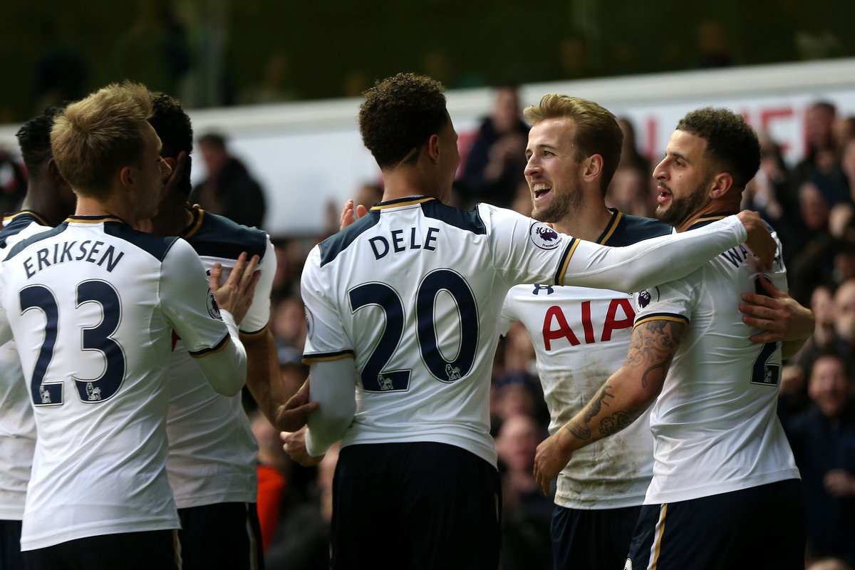 老将的作用！霍福德篮下送单臂大帽 随后快攻助攻巴特勒双手暴扣（老将风范！霍福德篮下单臂大帽，快攻助巴特勒双手暴扣）