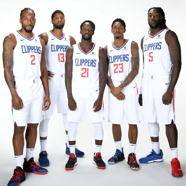 这队踢得像一台机器（这支球队像精密机器般运转）