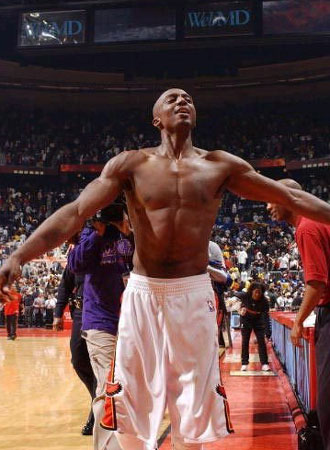 曼城主场对阵桑德兰，主场优势明显，福登状态火热，预计全取三分。（福登火热加持，曼城坐镇主场迎战桑德兰，三分志在必得）