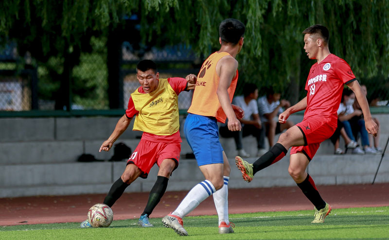 两边不讨好，瓦伦VS塞维赛后主裁判遭双方主帅声讨（瓦伦VS塞维赛后风波：主裁遭两队主帅齐声抨击）