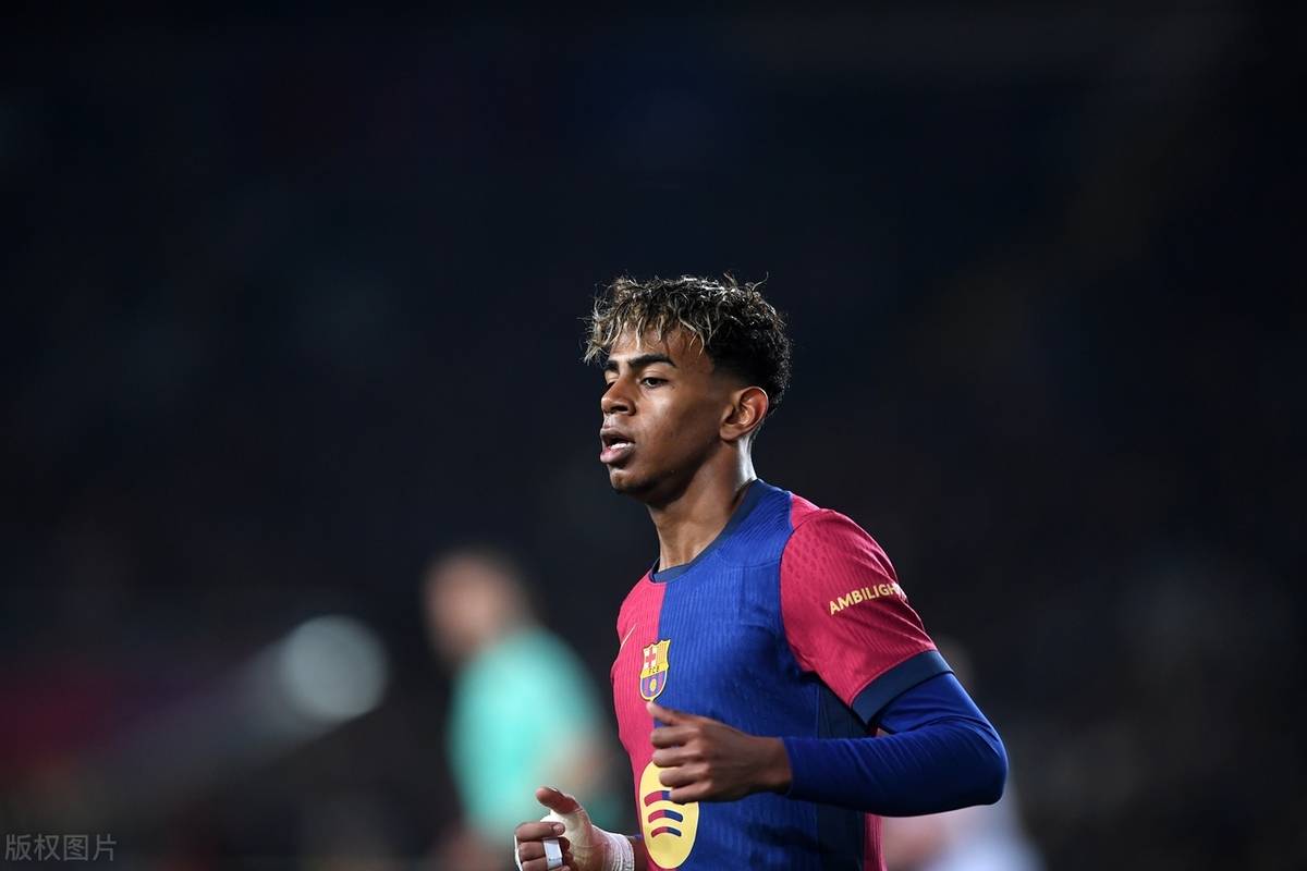 帮助热火紧咬分差！鲍威尔第三节7投6中得到19分（鲍威尔第三节爆发7投6中砍下19分，助热火缩小差距）