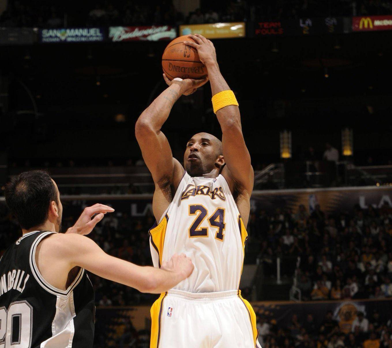 他今天像一位艺术家（他今日尽显艺术家风范）