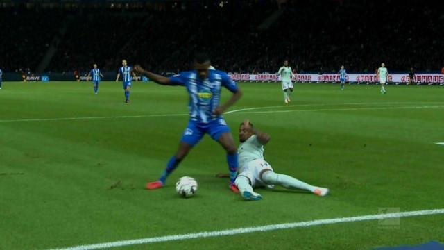 吉鲁帽子戏法助阿森纳3-0胜奥林匹亚科斯晋级欧冠16强（吉鲁上演帽子戏法，阿森纳3-0击败奥林匹亚科斯挺进欧冠16强）