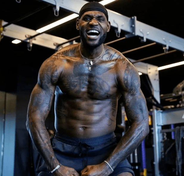 末节14分超神！库里贡献28分10篮板6助攻带队逆转（末节爆砍14分！库里28+10+6率队完成逆转）